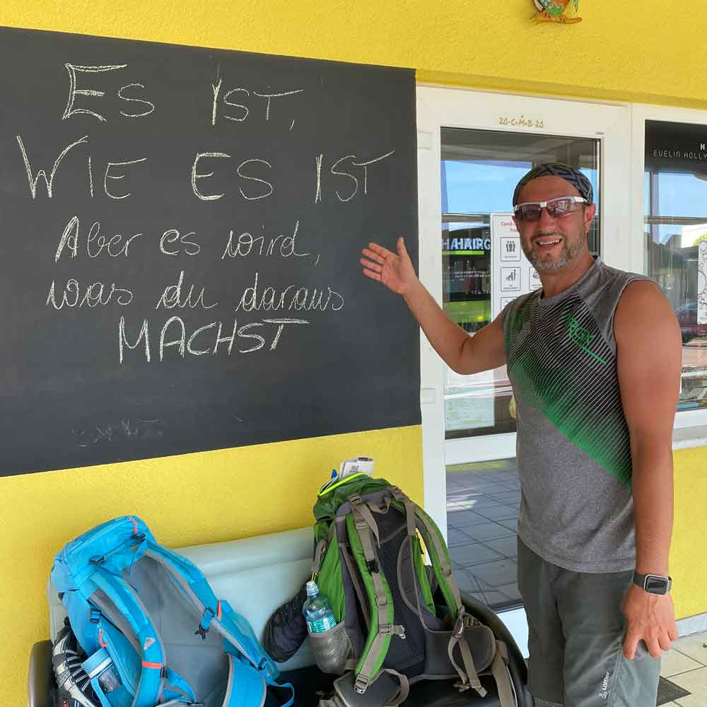 Ich stehe vor einer Tafel, auf der ein Zitat steht, das die Ideologie von Gedankenwandern sehr gut widerspiegelt. Über mich kann man sagen: Es ist wie es ist, aber es wird, was du daraus machst.